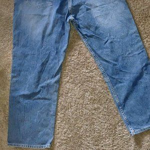 Men's Arizona Medium Wash Straight leg jean 44 x 30 rip on right front by pocket